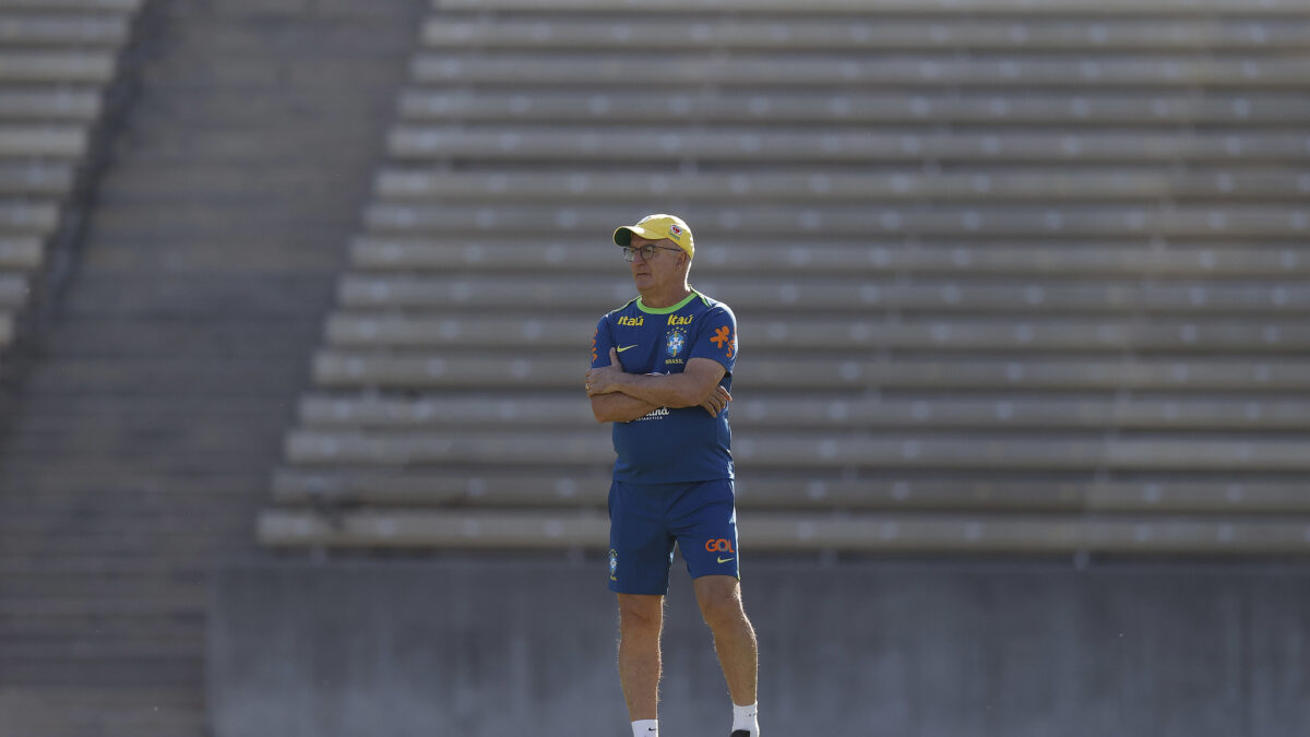 Dorival Júnior sozinho assistindo o treino