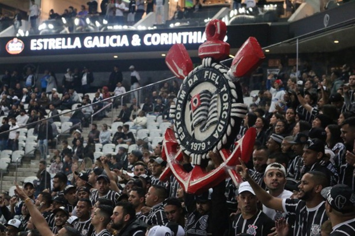 Torcedores invadem CT do Corinthians e Parque São Jorge após novo tropeço pelo Brasileirão