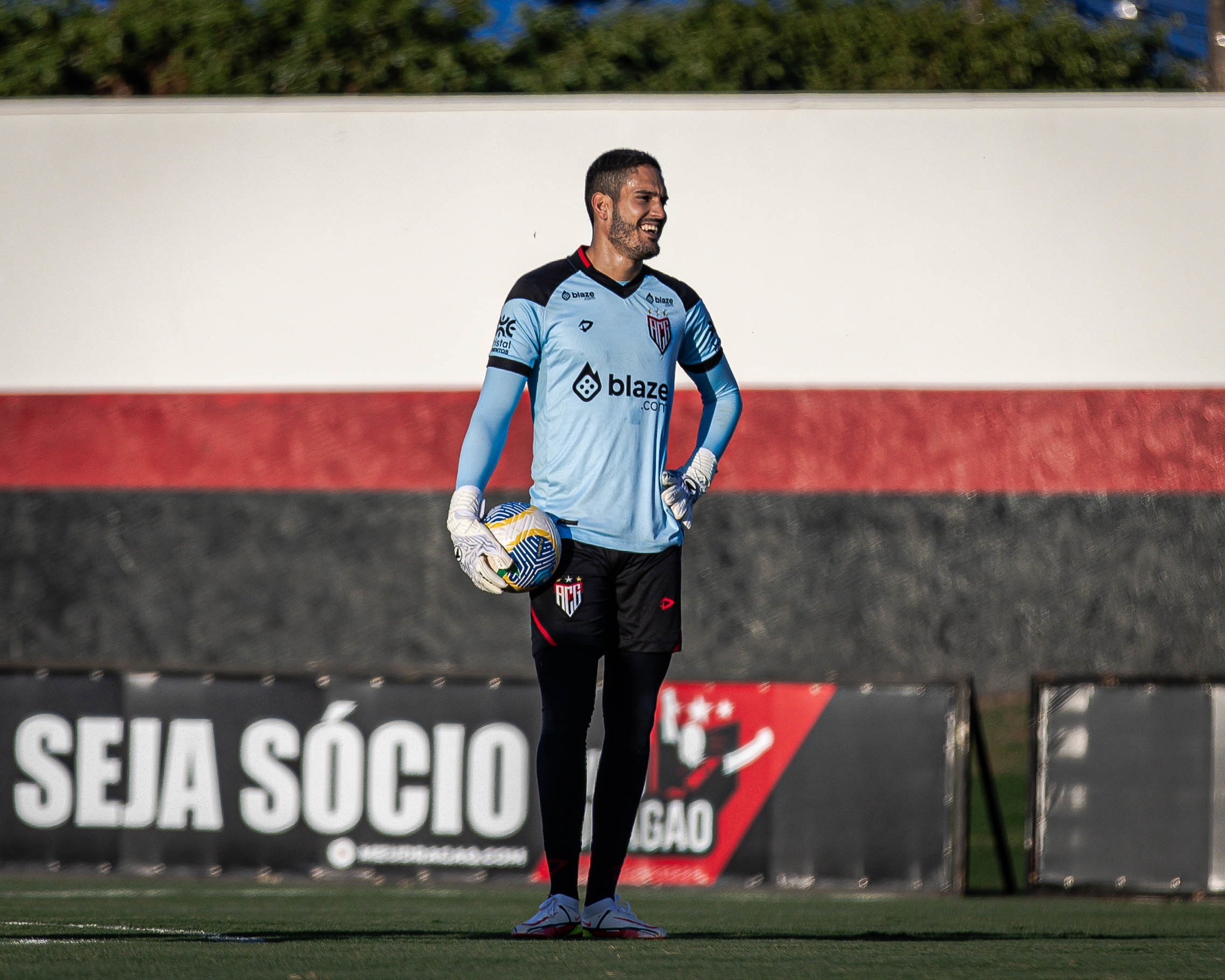 Brigando contra o rebaixamento, Atlético Goianiense e Grêmio se enfrentam no Accioly