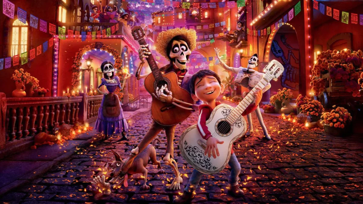 “Viva – A Vida É Uma Festa” é aquela Pixar com a qual crescemos juntos. A Pixar dos projetos originais. A Pixar do coração. A Pixar que deixa de lado toda e qualquer intenção meramente mercadológica para nos levar a um mundo novo e singular. O último grande projeto digno de aplausos do estúdio foi o excepcional “Divertida Mente” em 2015, e agora também este “Viva”.