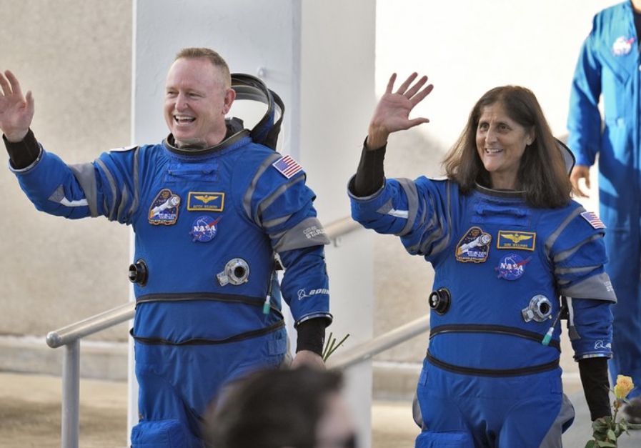 Astronautas ficam presos no espaço após problema com nave