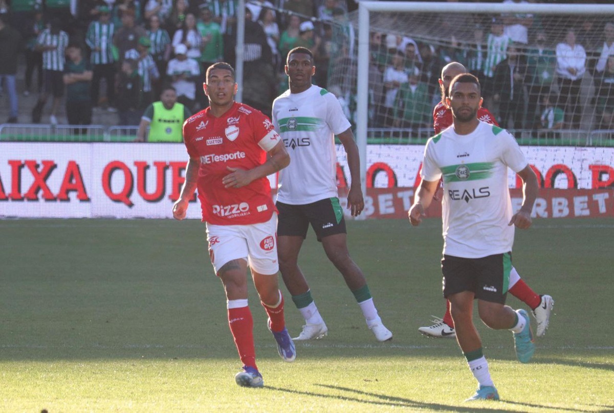 Vila Nova sofre gol no final do jogo e fica no empate fora de casa contra o Coritiba na Série B