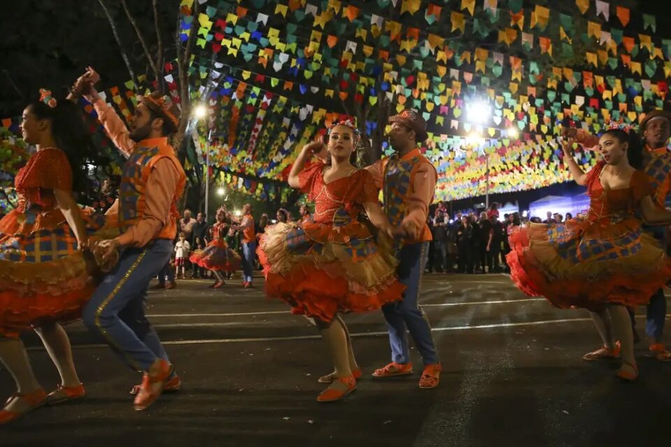 Lula sanciona lei que reconhece quadrilhas juninas como manifestação da cultura nacional têm suas raízes nas danças de salão europeias