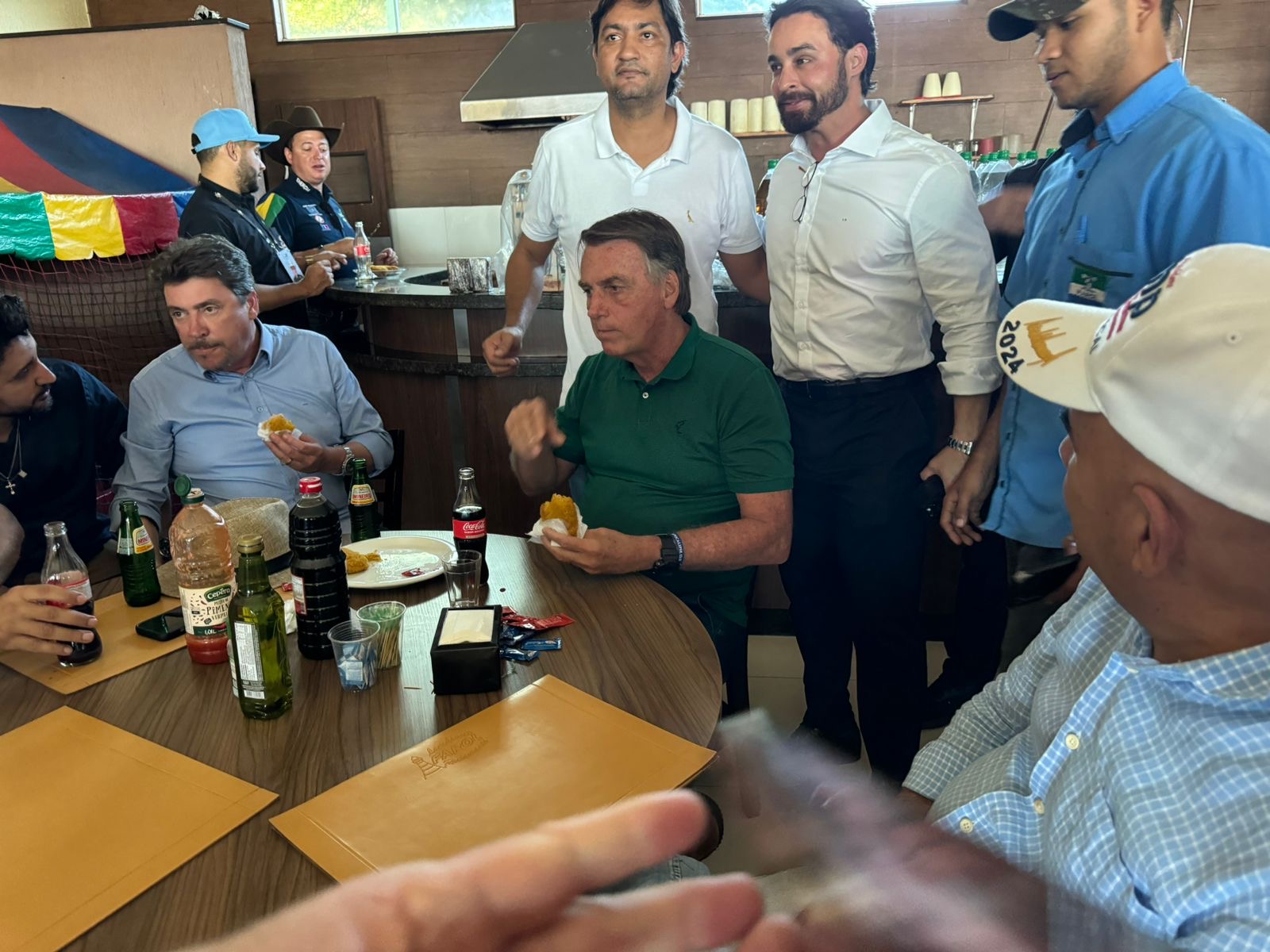 Bolsonaro come pastel em posto na cidade de Indiara 