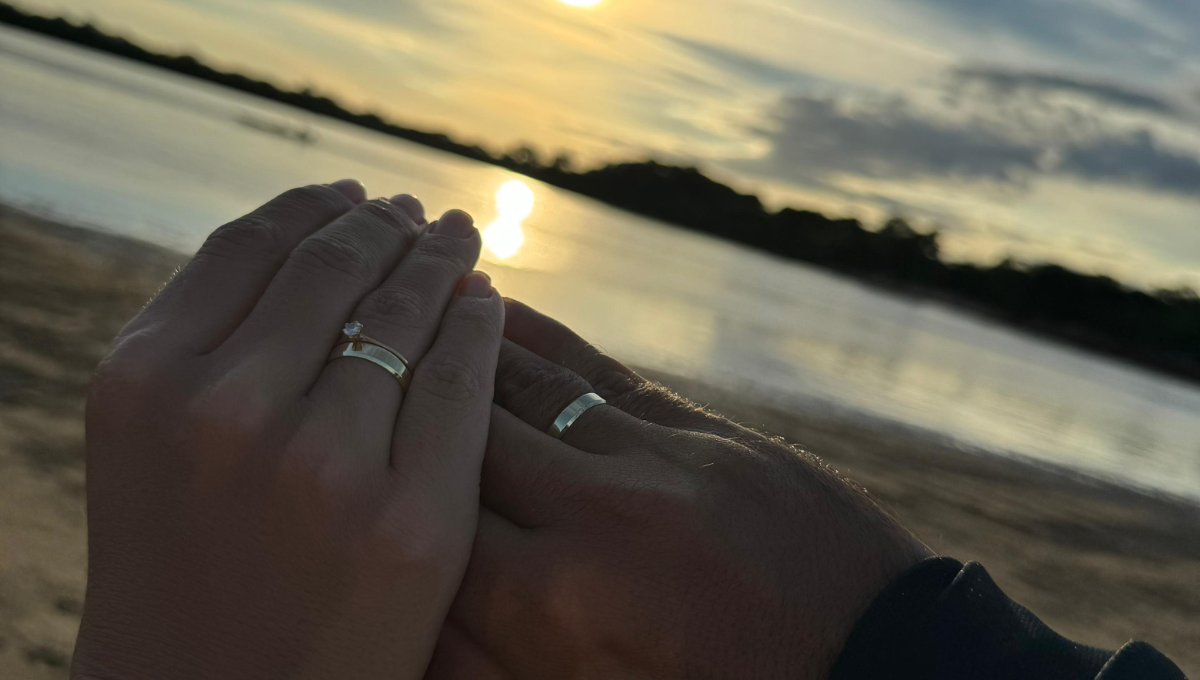 Alianças de Bia Ribeiro e Luiz Henrique, casal que noivou no Rio Araguaia