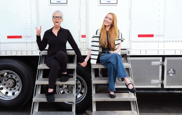 Lindsay Lohan e Jamie Lee Curtis estão finalmente juntas de volta ao set, enquanto a Disney lança uma primeira visão dos bastidores da produção de “Sexta-Feira Muito Louca 2”, que está oficialmente sendo filmado. Lohan e Curtis estão reprisando seus papéis de Anna e Tess Coleman, respectivamente.