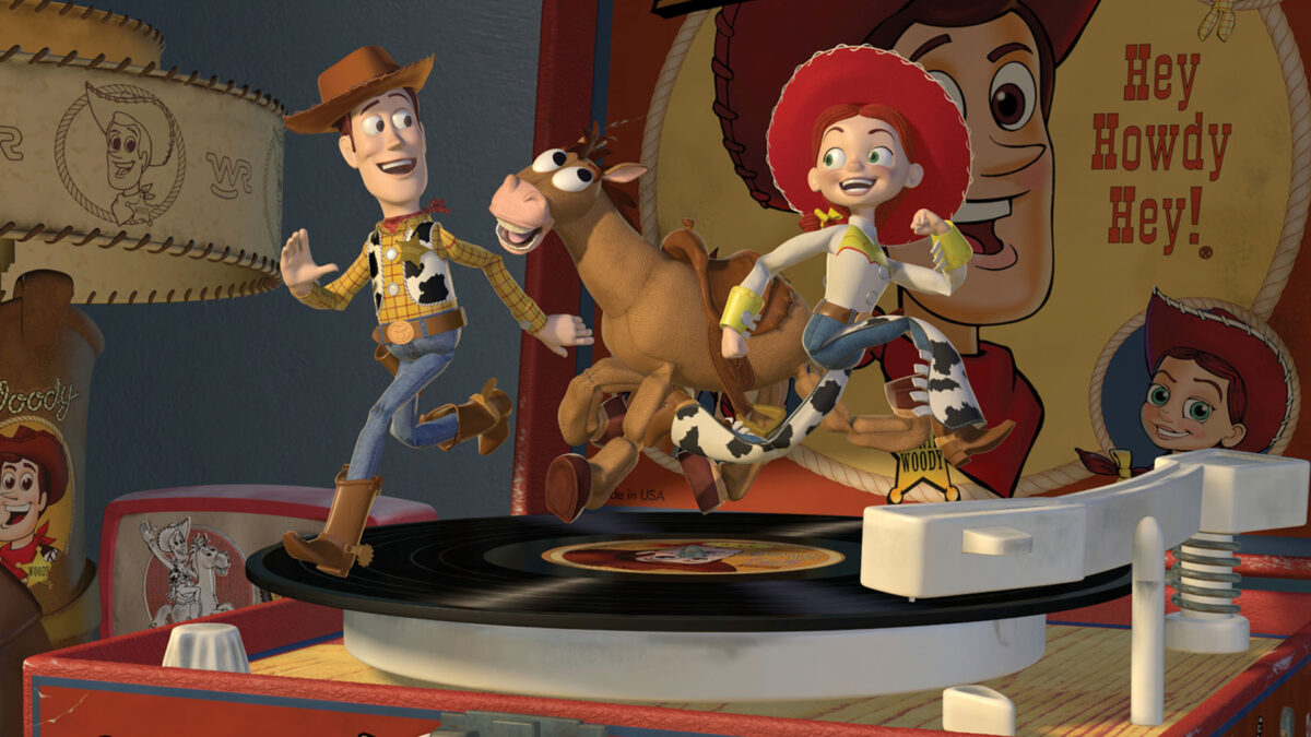 “Toy Story 2” é um filme muito maior em ambições, e muito melhor produzido, do que o seu predecessor lançado em 1995. Geralmente em Hollywood, quando ocorre este aumento de escala na produção, continuações sofrem com um roteiro pouco imaginativo que dão lugar às ambições comerciais do estúdio. Felizmente, a preocupação da Pixar com o roteiro até fizeram “Toy Story 2” ser adiado, e o filme deveria ter sido lançado antes de “Vida de Inseto”, que chegou aos cinemas em 1998.
