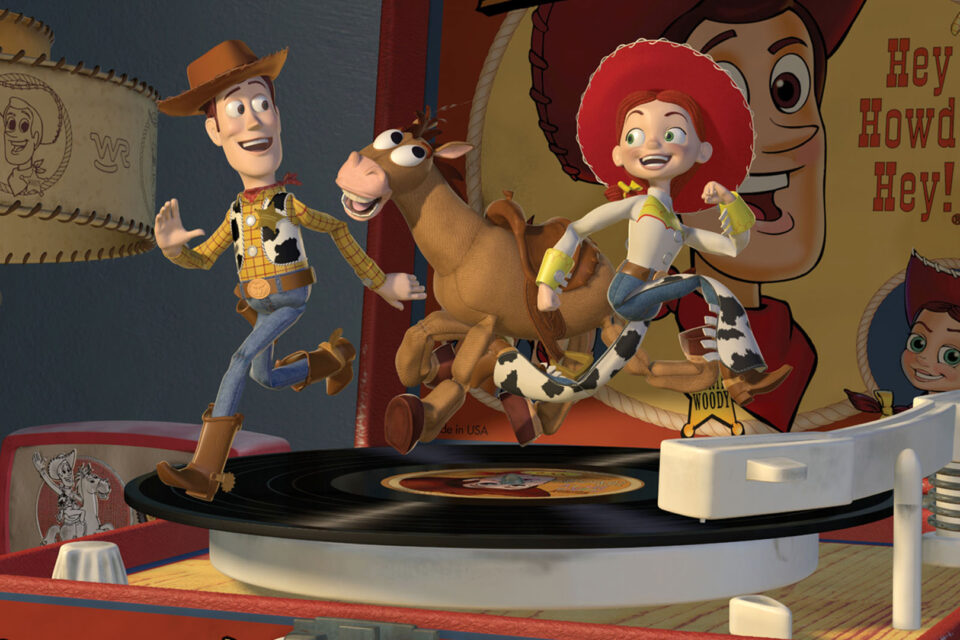 “Toy Story 2” é um filme muito maior em ambições, e muito melhor produzido, do que o seu predecessor lançado em 1995. Geralmente em Hollywood, quando ocorre este aumento de escala na produção, continuações sofrem com um roteiro pouco imaginativo que dão lugar às ambições comerciais do estúdio. Felizmente, a preocupação da Pixar com o roteiro até fizeram “Toy Story 2” ser adiado, e o filme deveria ter sido lançado antes de “Vida de Inseto”, que chegou aos cinemas em 1998.