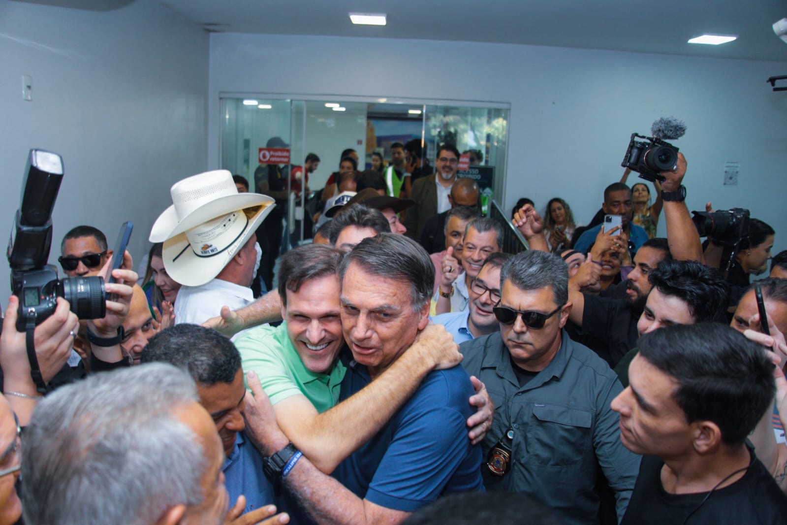 Bolsonaro desembarca em Rio Verde para giro por Goiás aos gritos de “mito”