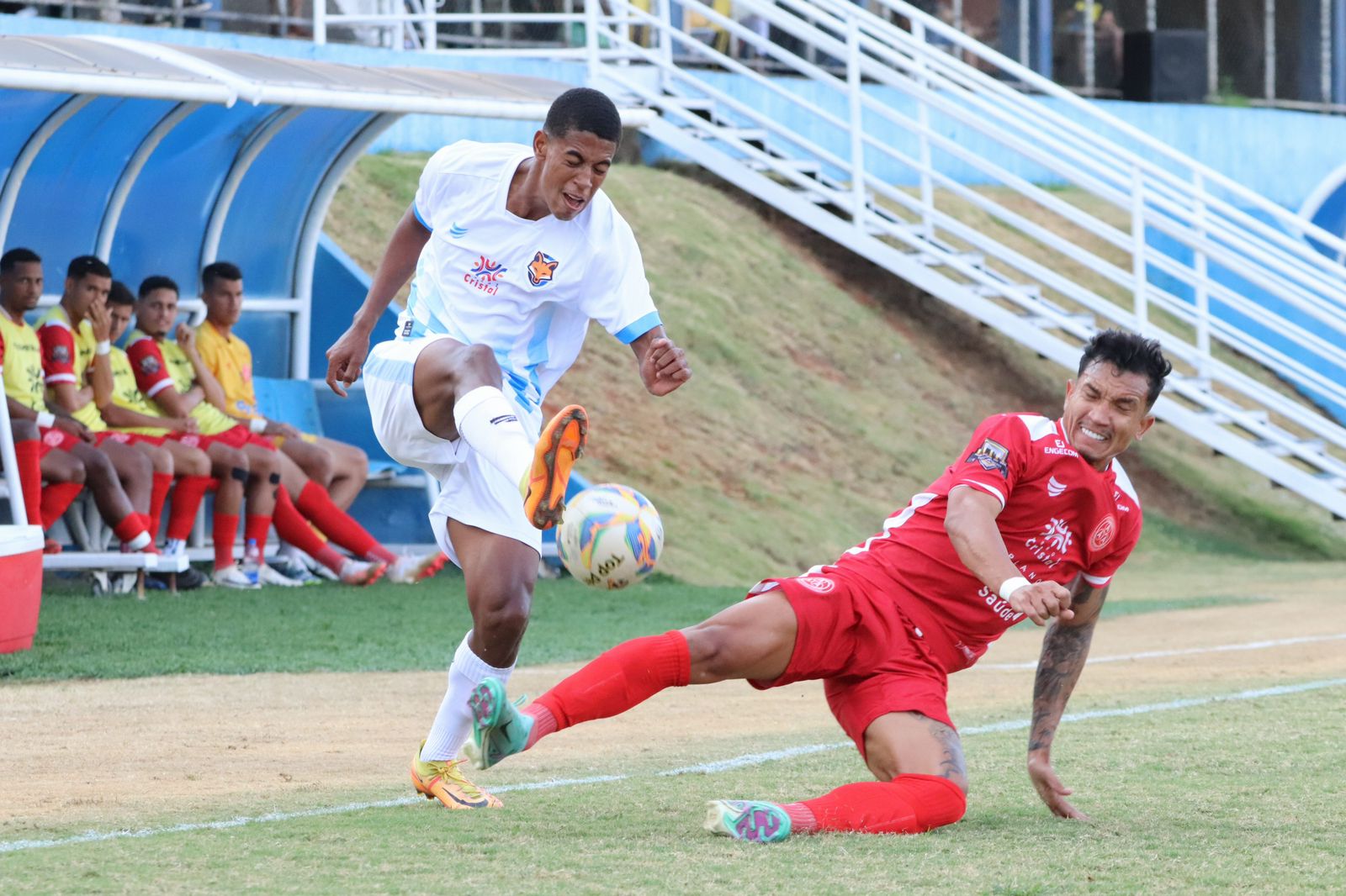 Anapolina vira no clássico contra o Grêmio Anápolis e assume a liderança; Aseev vence Santa Helena em jogo de sete gols