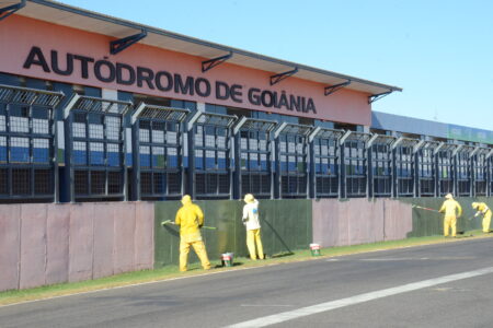 Reeducandos trabalhando na revitalização