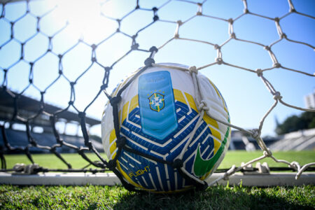 Bola oficial da CBF no fundo da rede no campo