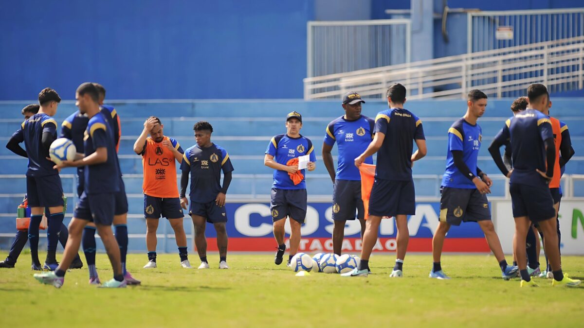 Lúcio Flávio com elenco da Aparecidense no Annibal