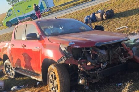 Motorista dorme e caminhonete capota na BR-050 em Catalão No veículo estavam cinco pessoas, incluindo uma criança de aproximadamente 1 ano