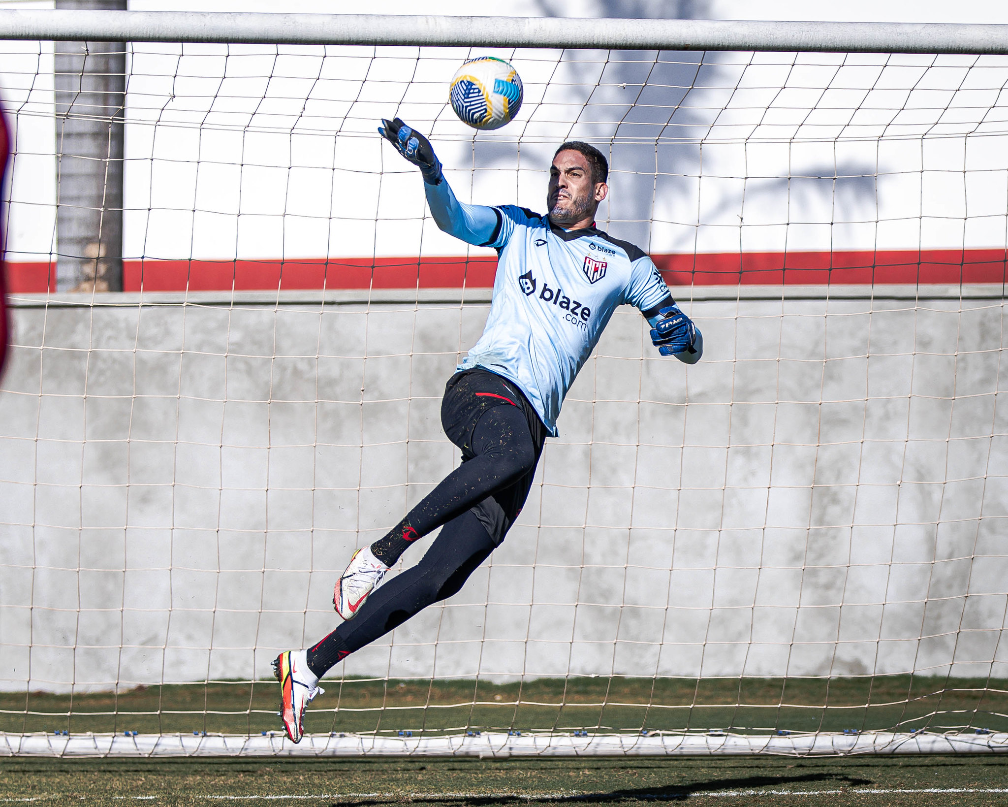 Atlético Goianiense conta com retorno de goleiro e zagueiro para duelo contra o Grêmio