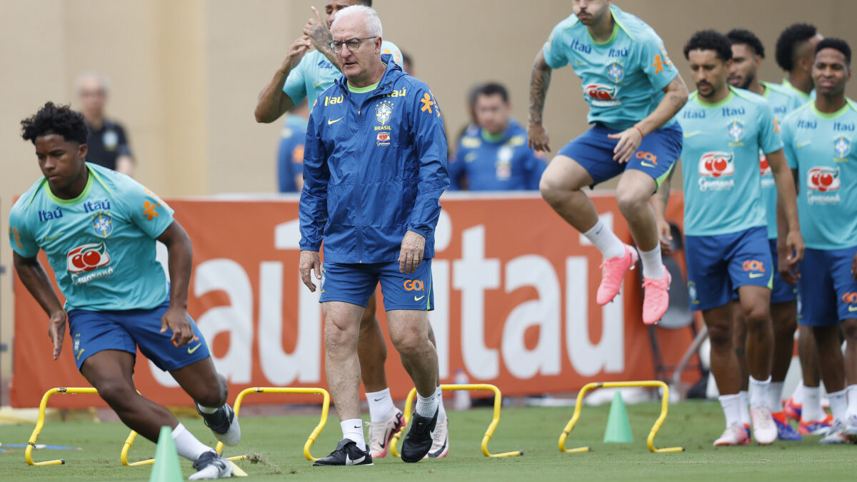 Dorival Júnior com os atletas no treino da Seleção Brasileira