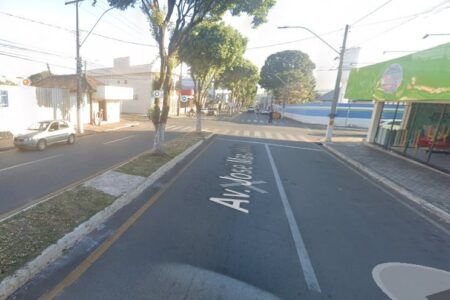 Acidente entre carro e motocicleta deixa casal ferido em Catalão Corpo de Bombeiros prestou socorro às vítimas