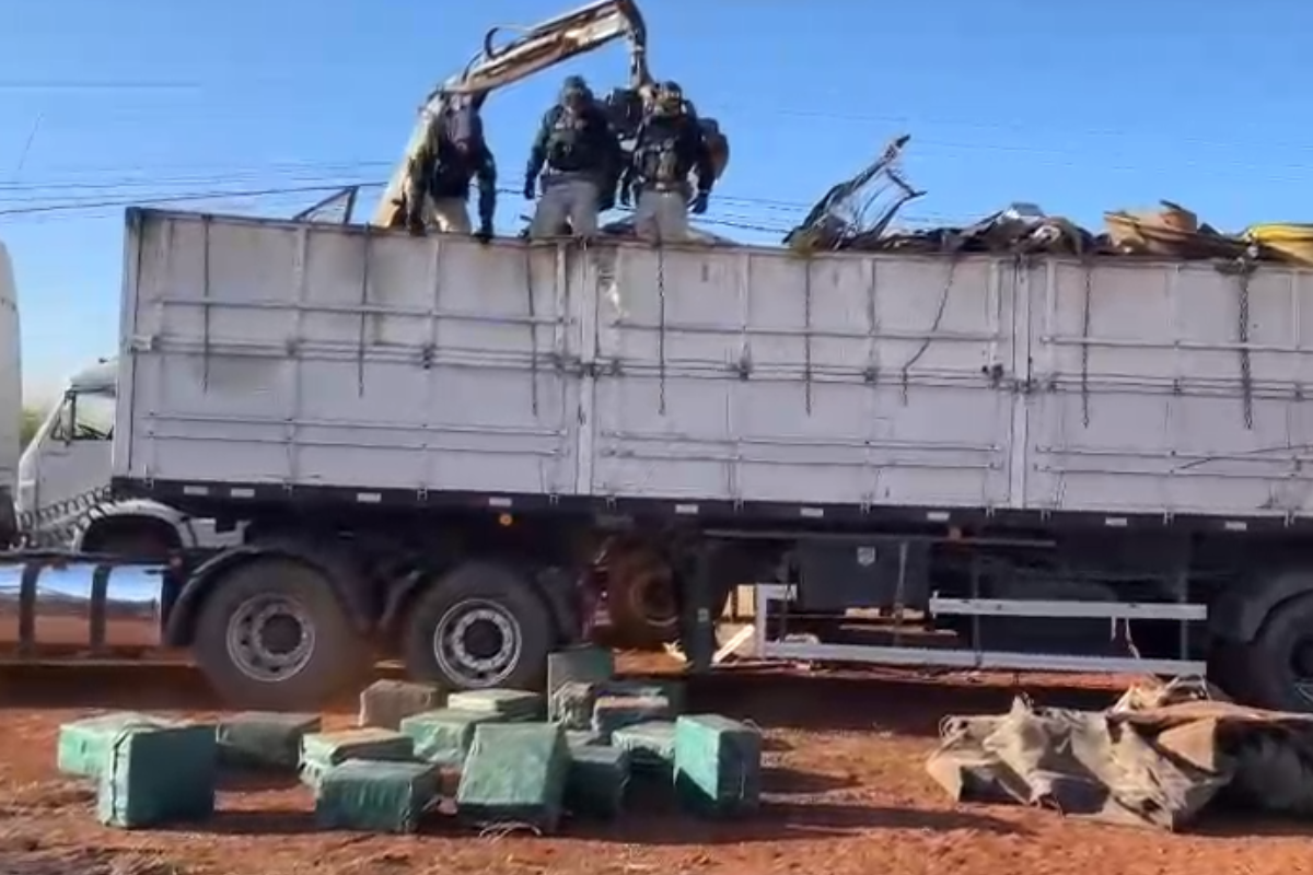 Caminhão é apreendido com quase 600 kg de droga na BR-364, em Jataí