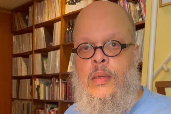 Ed Motta nega agressão em restaurante e diz à polícia que é negro, gordo e sem preconceito Cantor nega ter chamado funcionário de paraíba