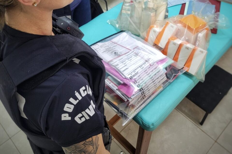Polícia cumpre novos mandados de busca em clínica de suspeita de deformar pacientes