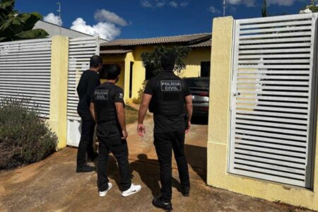 Foto colorida mostra policiais reunidos na frente da casa de agressor de mulher em Sobradinho, Distrito Federal (DF) (Foto: PCDF)
