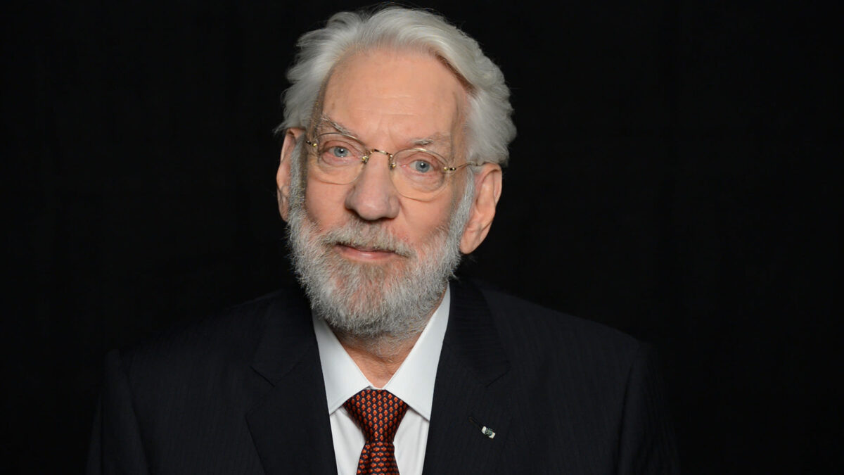 Donald Sutherland, o ator canadense alto, magro e de rosto comprido que se tornou um ícone da contracultura com filmes como “Os Doze Condenados”, “MASH”, “Klute” e “Inverno de Sangue em Veneza” e mais recente tornou-se popular para o público atual ao encarnar o vilão Presidente Snow na franquia “Jogos Vorazes”, morreu quinta-feira em Miami após uma longa doença. Ele tinha 88 anos.