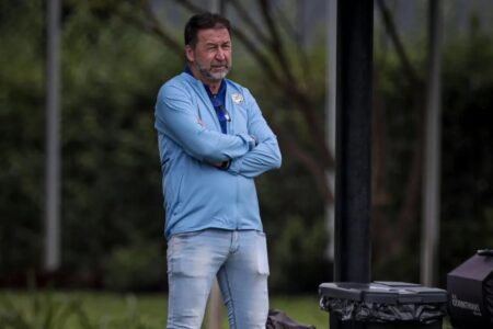 Augusto Melo observando treino no CT do Corinthians