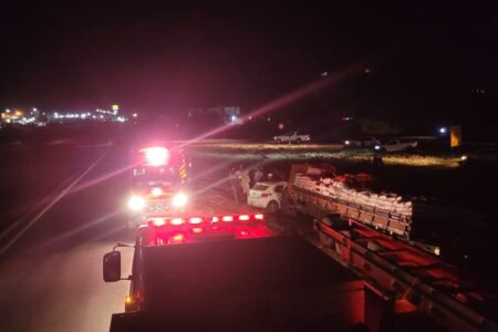 Bombeiros de Jaraguá atuam em batida de carro e caminhão com 2 vítimas