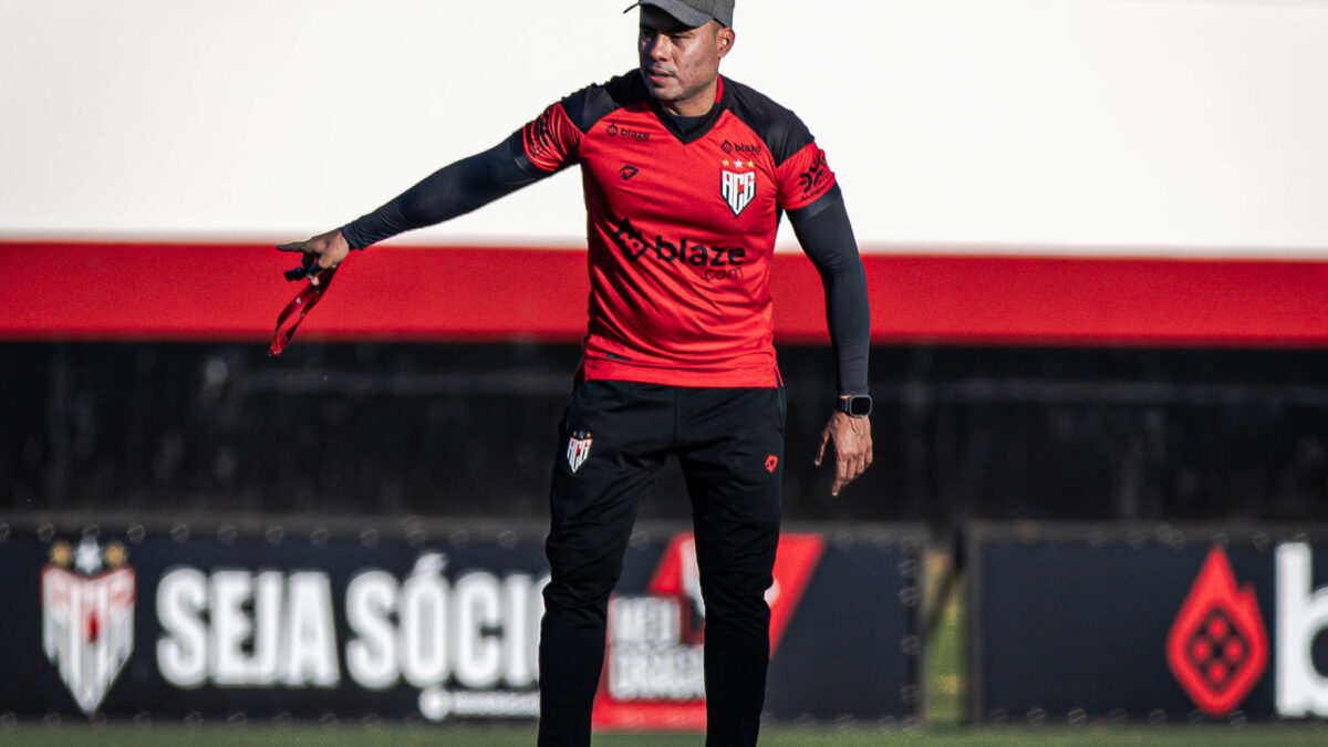 Jair Ventura comandando treino no CT do Dragão