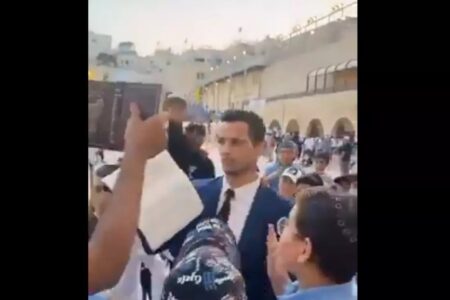 Pastor bolsonarista é hostilizado ao pregar no Muro das Lamentações, em Israel; vídeo "A realidade fora do Whatsapp é diferente"