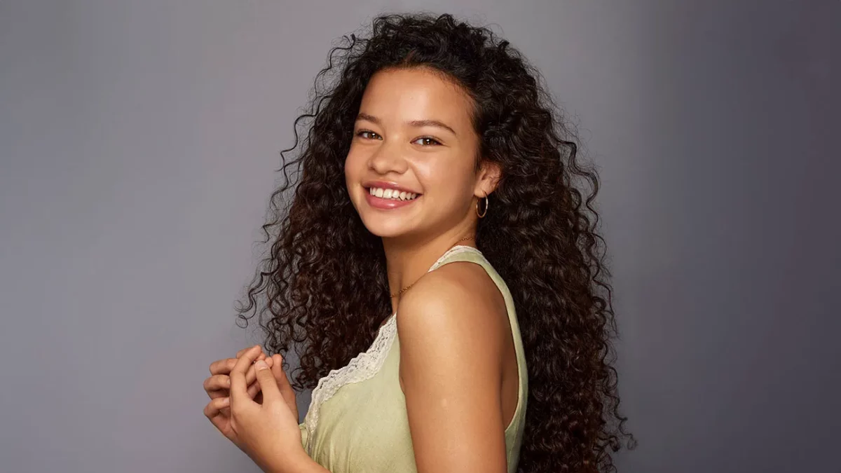Após uma extensa busca, a Disney encontrou a próxima Moana! A estreante Catherine Laga'aia vai estrelar como a personagem titular no longa live-action atualmente em produção. A atriz de 17 anos é natural de Sydney, na Austrália, e se junta a Dwayne Johnson no longa, reprisando seu papel como o semideus Maui.