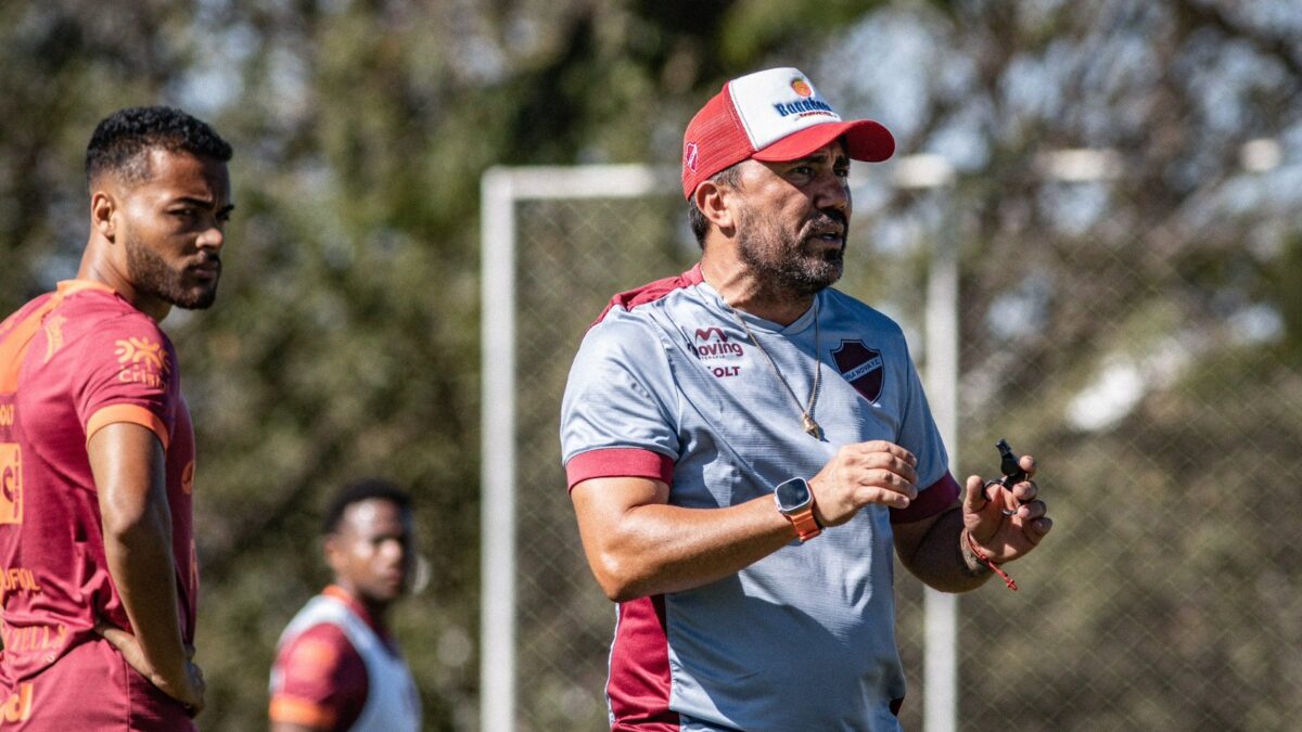 Luisinho Lopes comandando treino