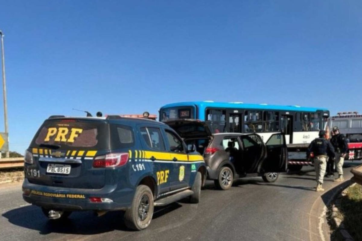 Homem pega carro após briga familiar, fura dois bloqueios da PRF em Goiás e é preso