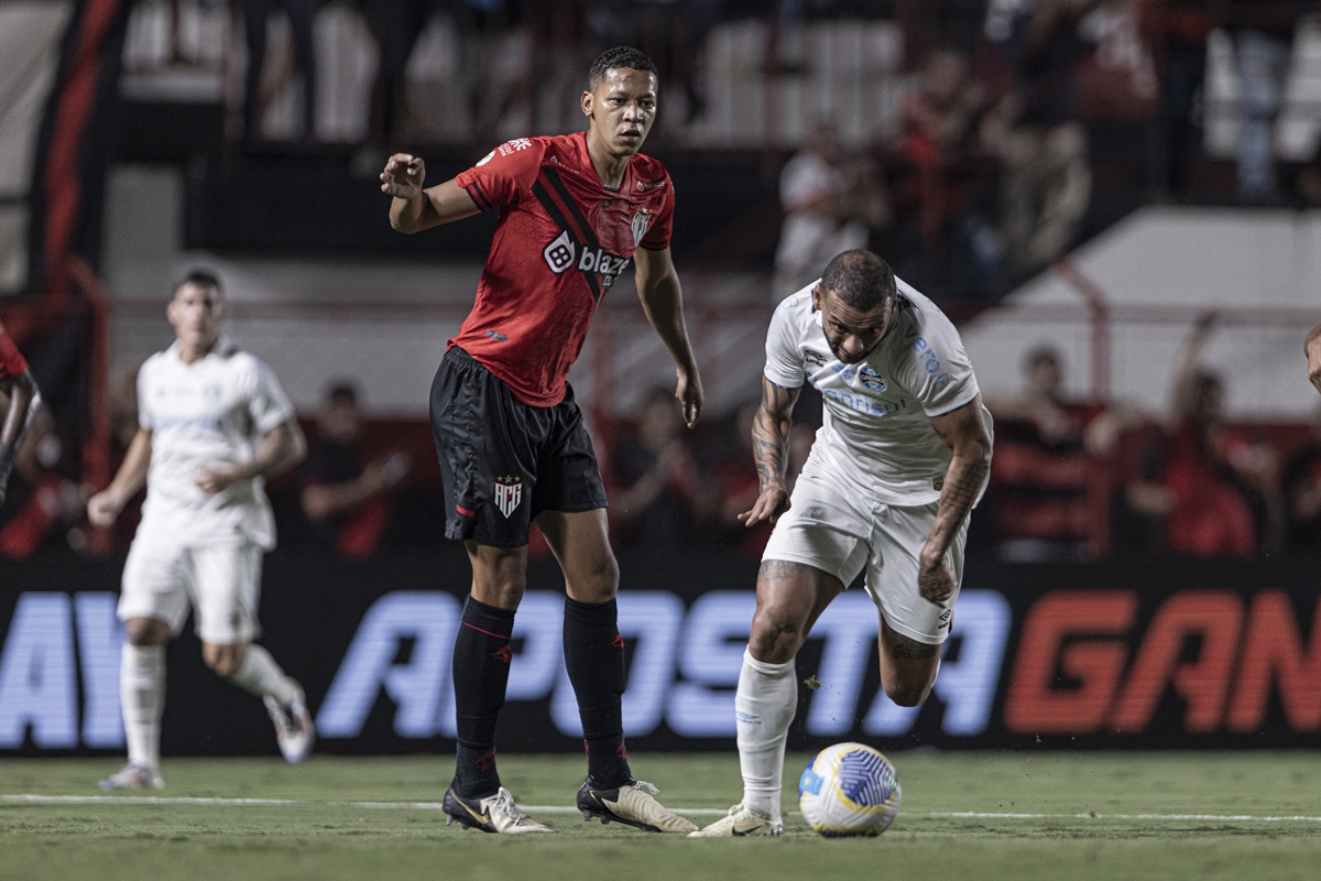 Atlético Goianiense sai na frente, mas fica no empate contra o Grêmio e permanece sem ganhar no Accioly