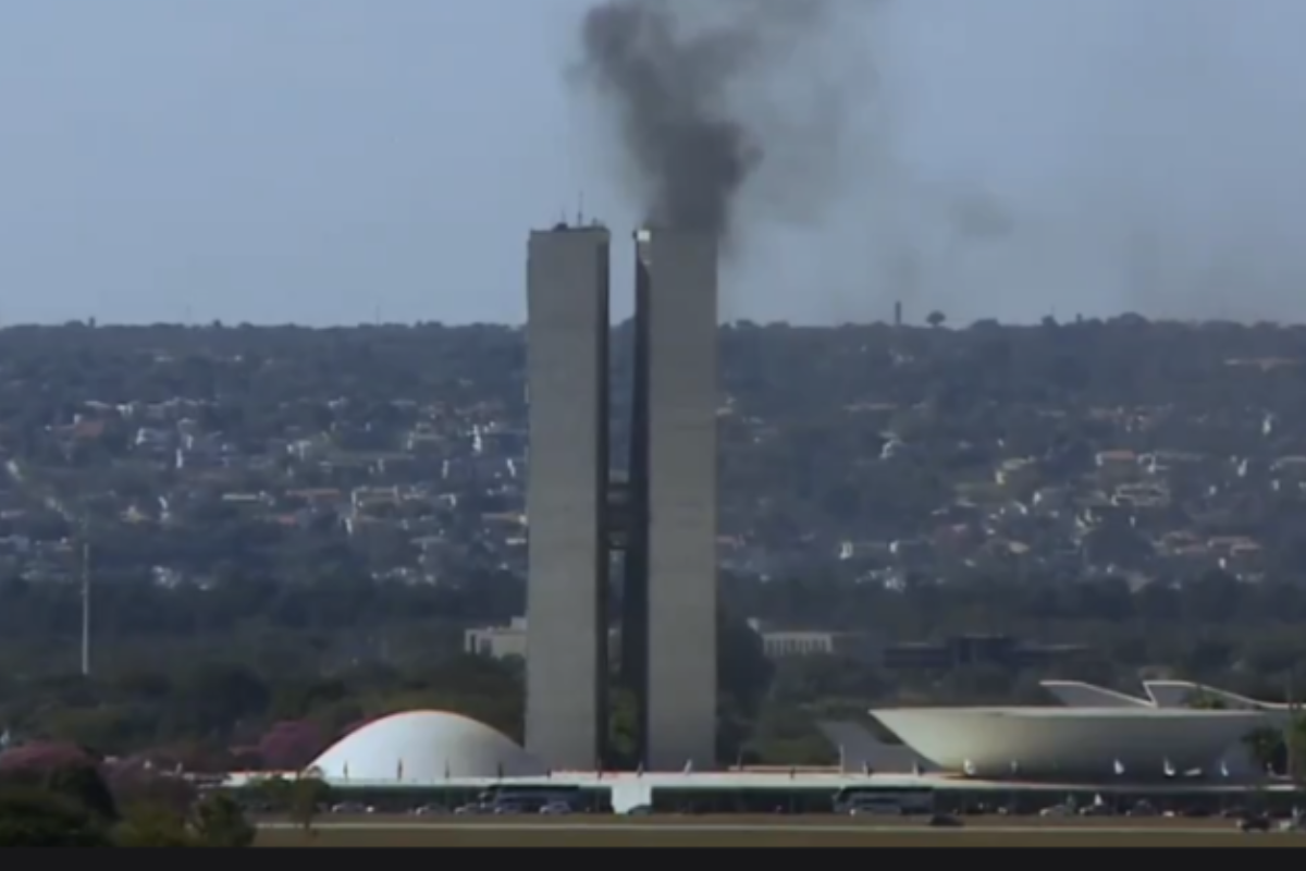 Fumaça no Congresso Nacional assusta moradores de Brasília