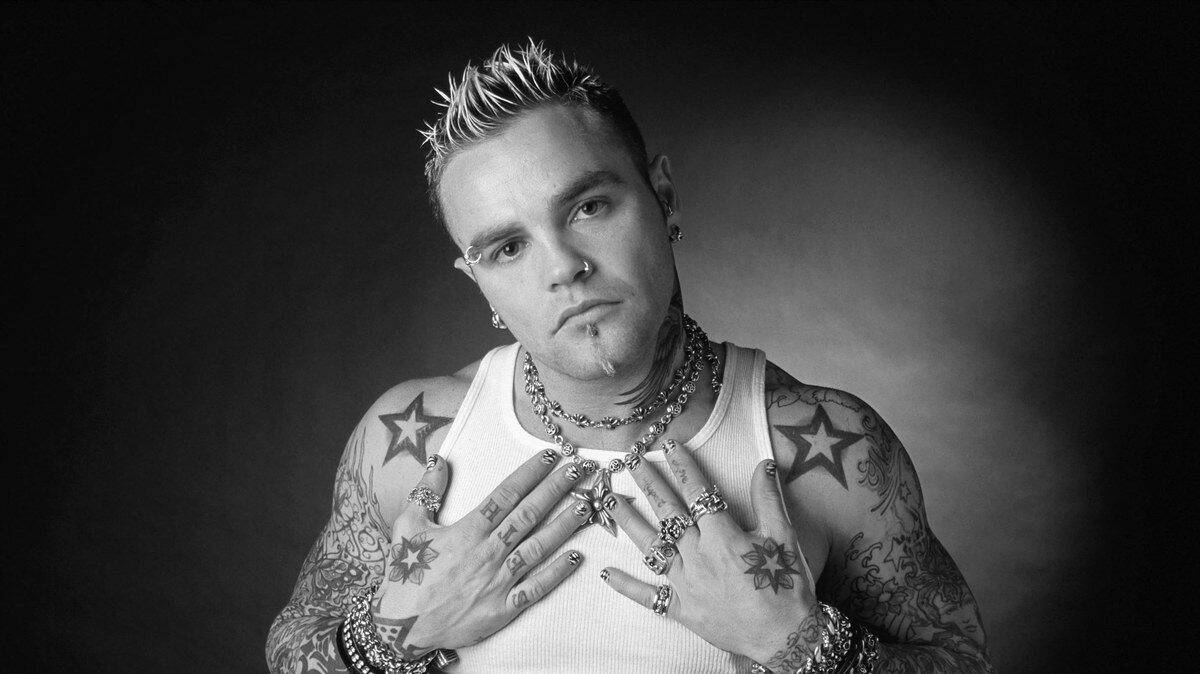 Shifty Shellshock, vocalista da banda Crazy Town, morre aos 49