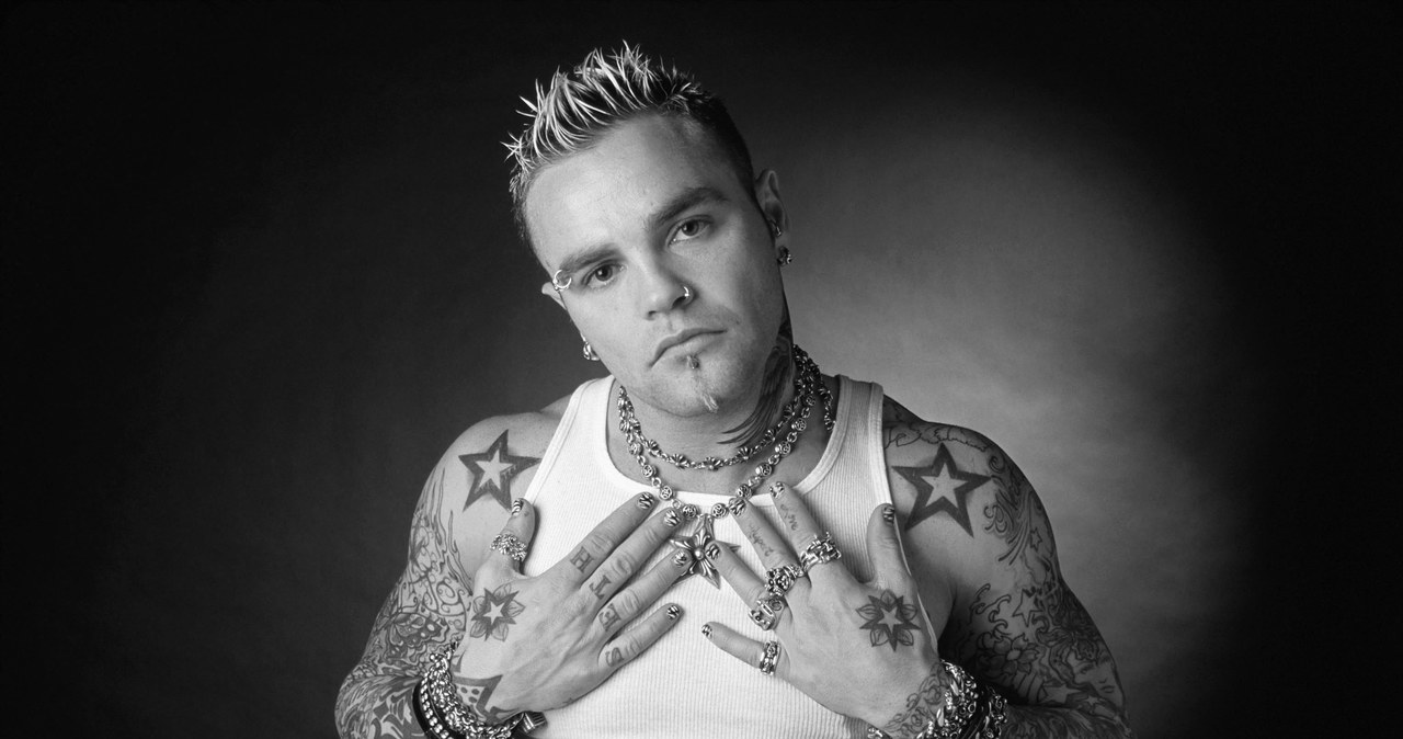 Shifty Shellshock, vocalista da banda Crazy Town, morre aos 49 anos