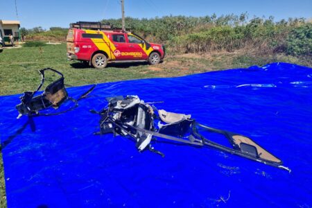 Helicóptero saiu do DF com destino à Chapada dos Veadeiros Bombeiros iniciam retirada do helicóptero que caiu com empresários em Goiás