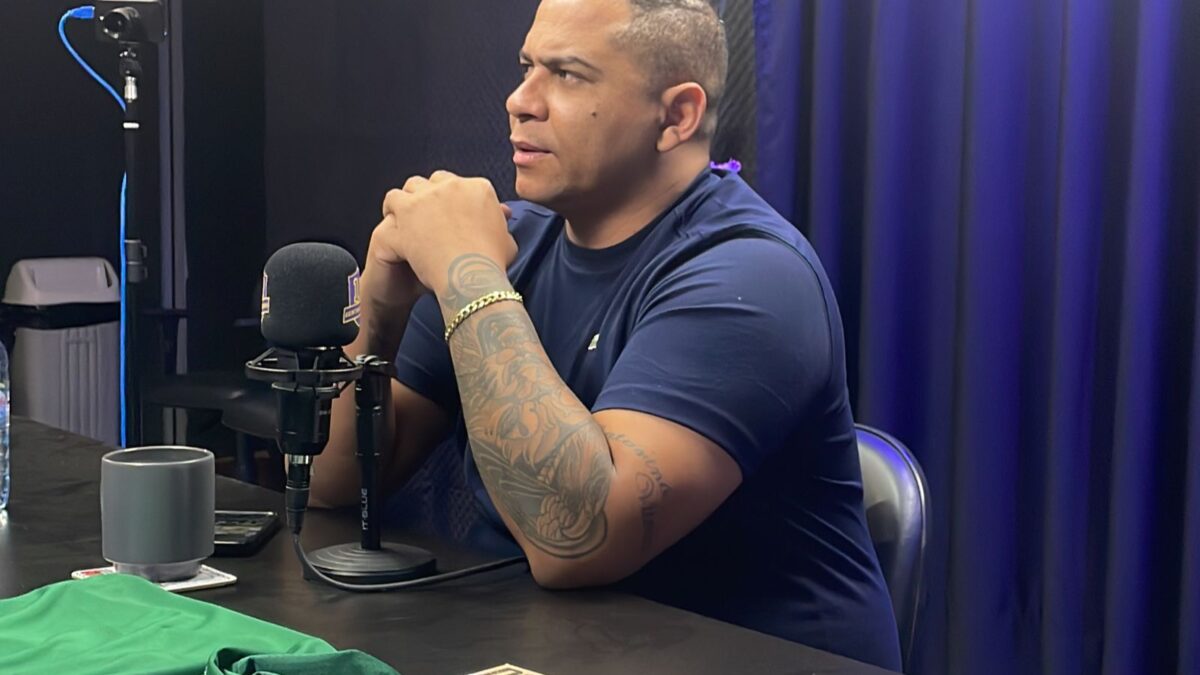 Walter em um estudio de podcast