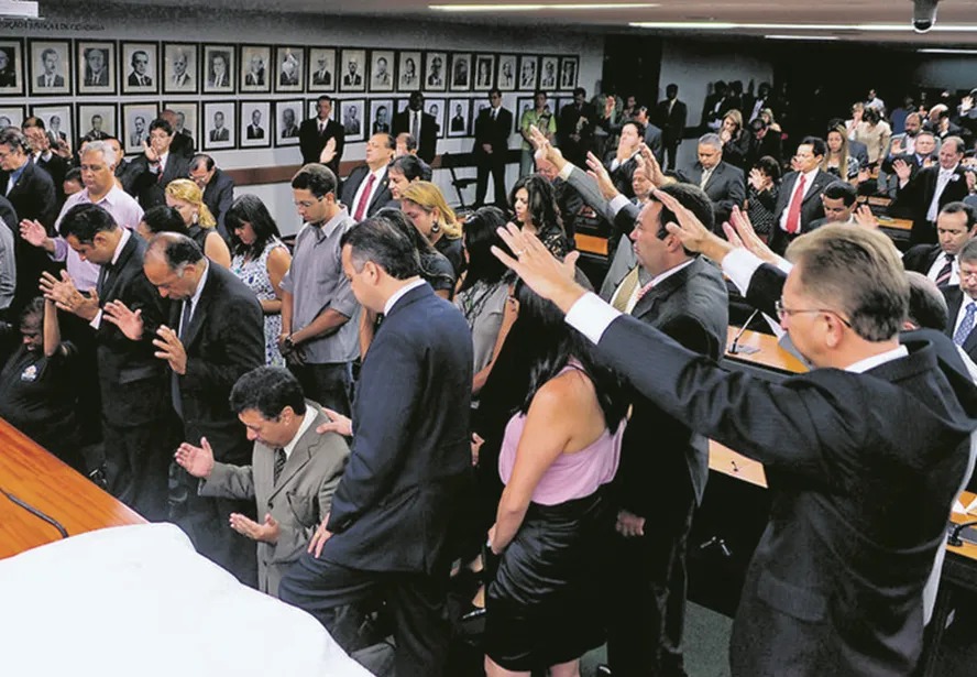 Parlamentares da bancada evangélica fazem oração na Câmara dos Deputados