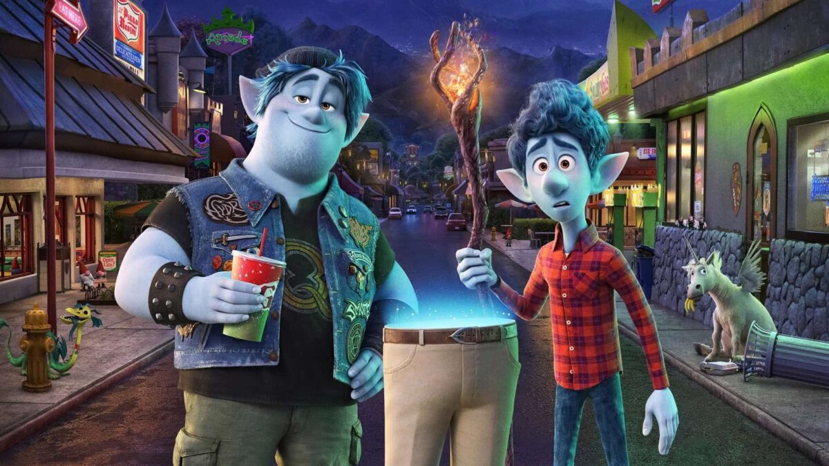 Apesar deste péssimo título em português que tira toda e qualquer empolgação em assistir ao filme, “Dois Irmãos: Uma Jornada Fantástica” é um projeto injustamente subvalorizado da Pixar e que teve o azar de ser lançado logo quando começou a pandemia. Cinemas fecharam uma semana após a estreia nos EUA, e em outros países o longa nem chegou a ser lançado nas telonas. Semanas depois foi jogado no streaming da Disney e engolido pelo ‘limbo’.