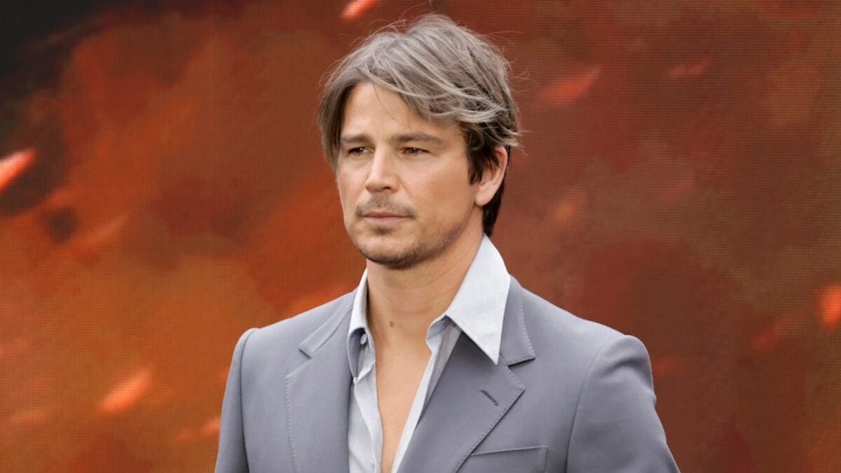 Durante anos, Josh Hartnett ficou preso no status do 'rostinho bonito' de Hollywood. Ele tentou se libertar assumindo papéis mais sombrios em filmes como “Prova Final” e “Falcão Negro em Perigo”, mas suas feições esculpidas dificultavam que o público enxergasse além de sua beleza. Em uma entrevista recente à Variety, Hartnett abordou esse desafio, dizendo que seu papel em “Pearl Harbor”, de Michael Bay, foi a gota d'água que finalmente quebrou as costas do camelo.