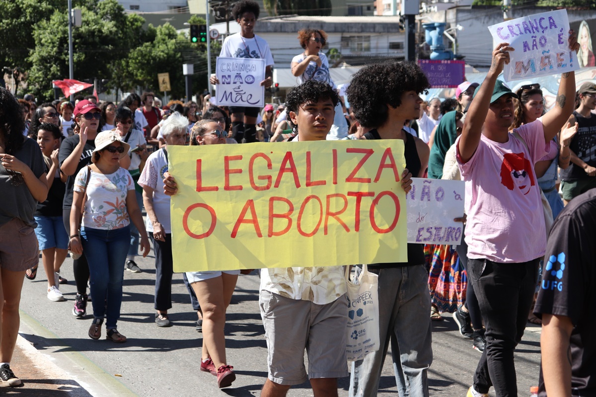 Ato contra PL do Aborto em Goiânia reúne cerca de mil manifestantes, diz organização