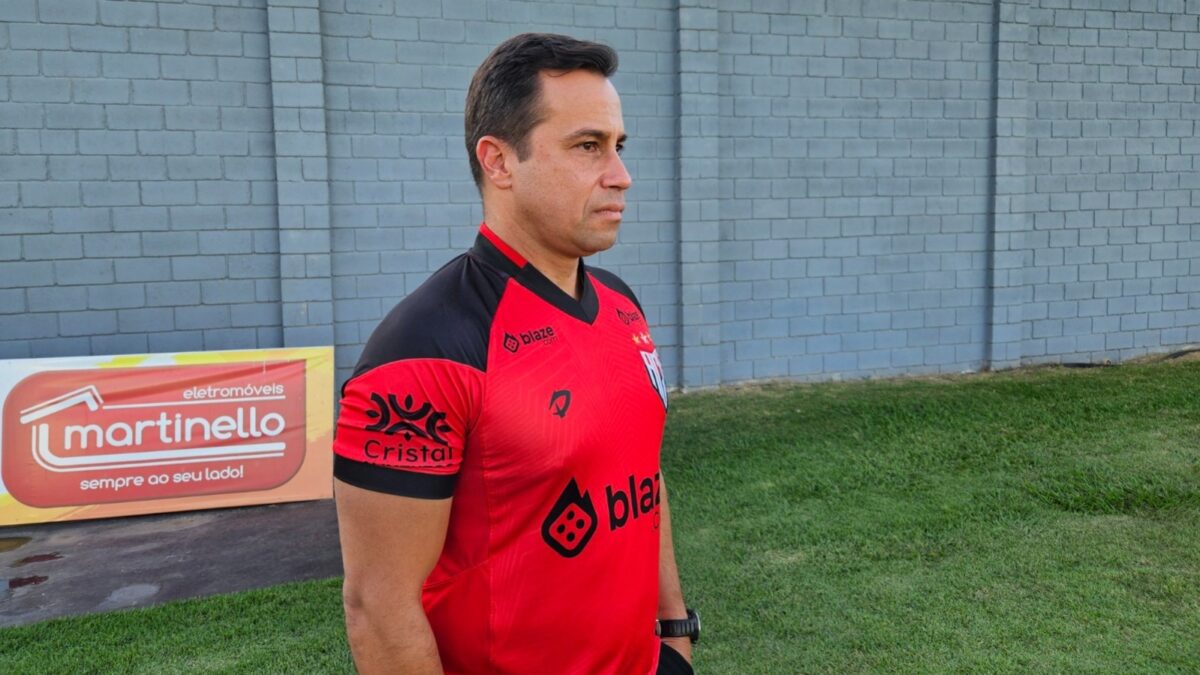 Anderson Gomes observando treino em Cuiabá