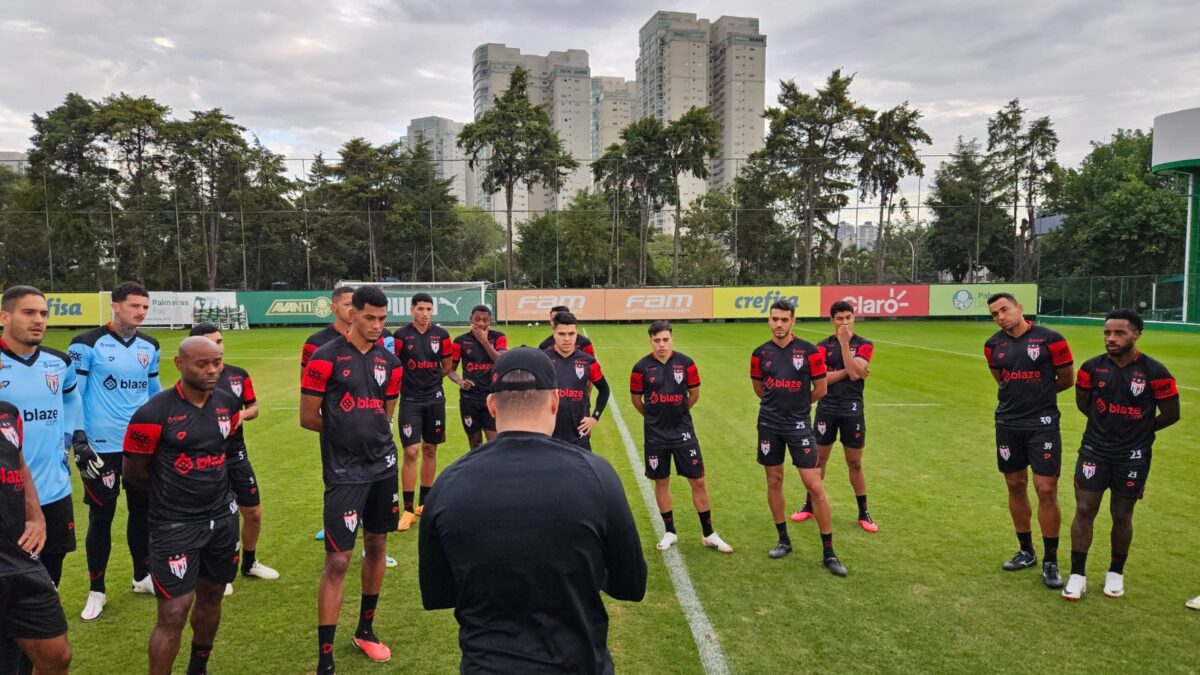 Jair Ventura conversando com elenco no CT do Palmeiras