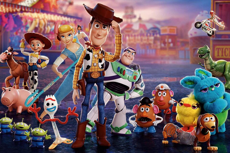 Muitos estavam com medo de “Toy Story 4” estragar a reputação da Trilogia Perfeita composta pelos três primeiros filmes. Muito pelo contrário! “Toy Story 3” continua o melhor da franquia, mas este quarto longa surpreende e encanta. Um filme que emociona e leva adiante principalmente a história de Woody.