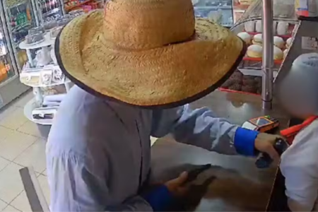 Assaltante acalmou atendente de padaria durante roubo (Foto Tv Anhanguera)