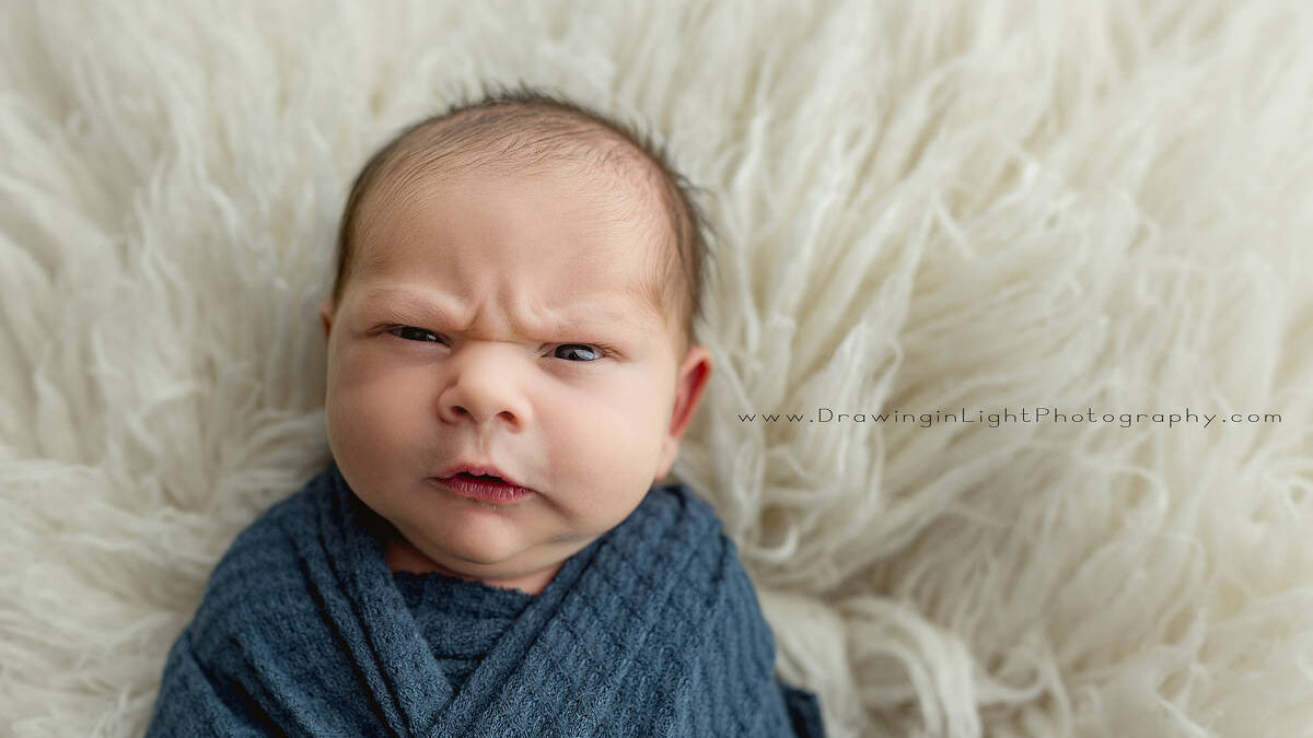 Ensaio fotográfico de bebê 'mal-humorado' viraliza na internet