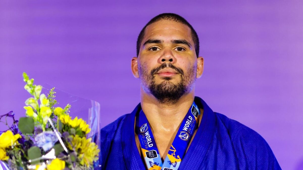 Yatan Bueno com a premiação