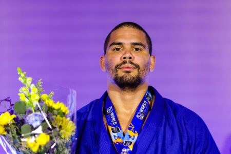 Yatan Bueno com a premiação